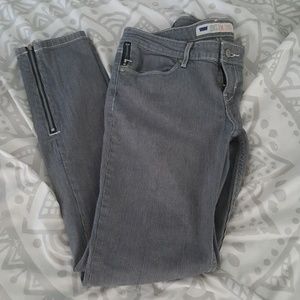 Levi'white and navy Pinstriped